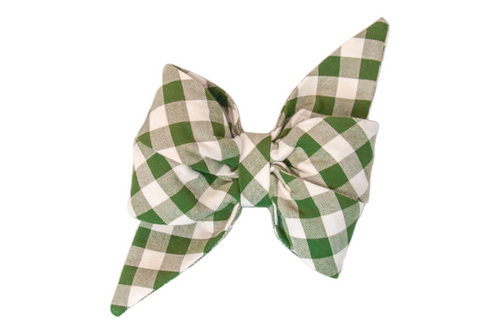 Ideal for garden parties or sunny strolls, this green and white checkered girl dog belle bow brings a touch of countryside elegance to your pet's style.