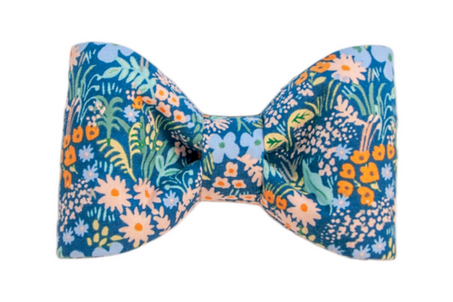 Add a dash of dapper to your pup’s wardrobe with this vibrant floral bow tie! With wildflowers on navy and a crisp, structured shape, it's perfect for sunny strolls and snapshots.