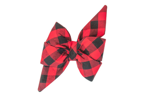 This bold buffalo plaid belle bow brings rustic charm to any pup’s look, with vibrant red and black flannel-style fabric and oversized tails for extra flair.